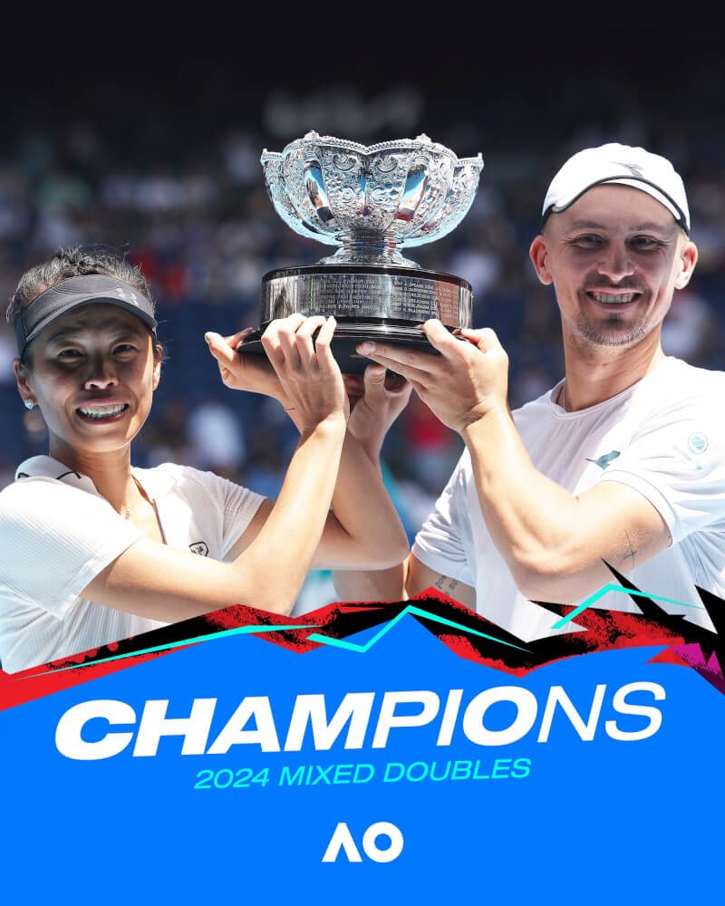 台灣網球名將謝淑薇（左）與波蘭搭檔傑林斯基（右）26日在澳網混雙奪冠。（圖取自twitter.com/AustralianOpen）