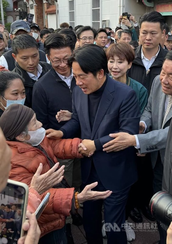 民進黨主席暨總統當選人賴清德（中）26日下午回到台南謝票，和高齡95歲阿嬤握手寒暄，受到支持者熱烈歡迎。中央社記者張榮祥台南攝  113年1月26日