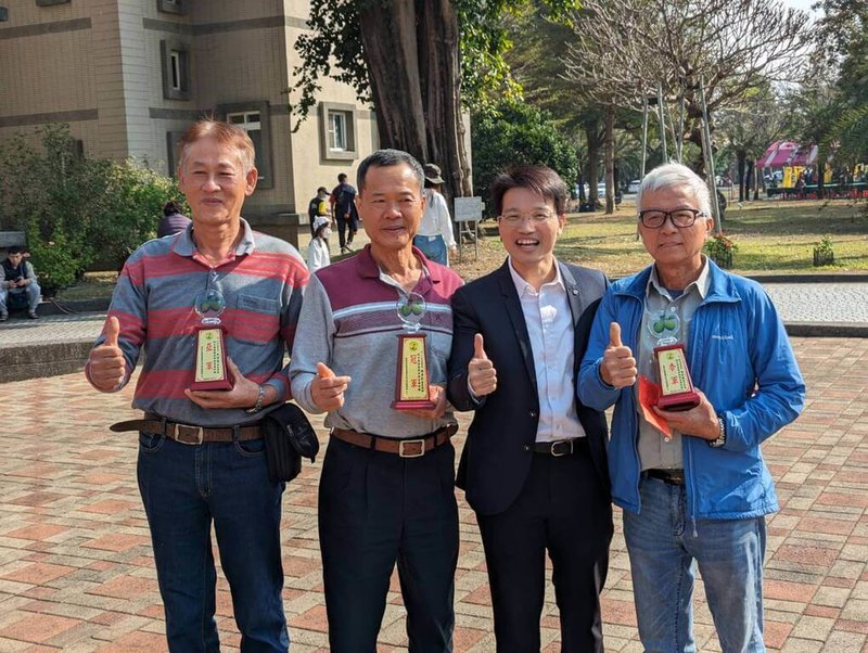 高雄市大社區農友陳清良（左2）繼107年後再奪全國蜜棗評鑑冠軍，參賽蜜棗品種為高雄12號珍愛，榮登「蜜棗王」，陳清良與高雄市政府農業局副局長王正一（右2）等合影。（高雄市農業局提供）中央社記者洪學廣傳真  113年1月27日