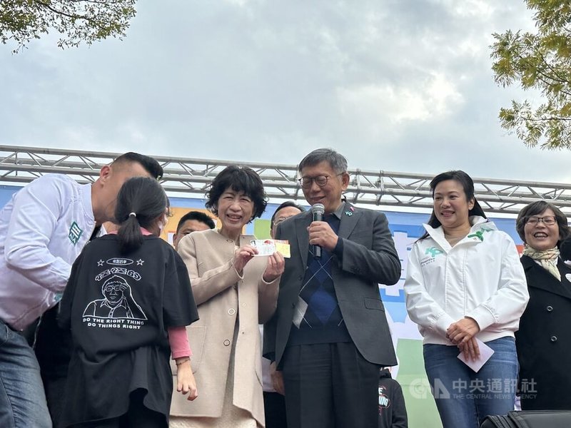 台灣民眾黨持續展開選後謝票行程，27日在台中十九甲健康公園舉辦「阿北森友會－中部小草感恩見面會」，現場有小朋友送卡片給民眾黨主席柯文哲（右3）。右起為前民眾黨立委蔡壁如及同黨立委吳欣盈。中央社記者趙麗妍攝  113年1月27日