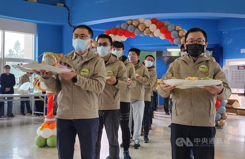 迎接農曆新年到來,台電尖山發電廠27日舉行「離島關懷獨居、清寒長者公益系列活動圍爐餐會」,餐會中台電志工一一上菜。中央社 113年1月27日