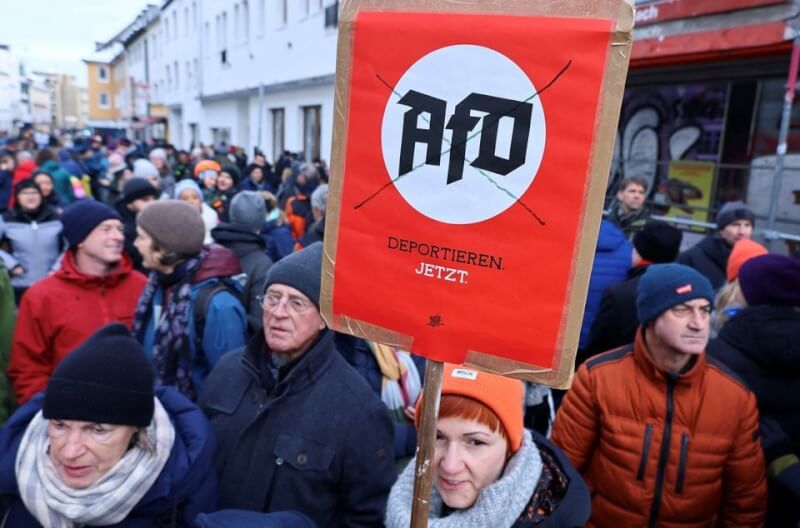 德國城市波恩21日一場反德國另類選擇黨（AfD）抗議活動中，民眾舉著「立即驅逐AfD」標語。（路透社）