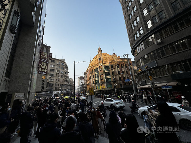 導演王家衛新戲「繁花」在中國掀起熱潮，故事發生地之一的上海黃河路近日吸引大批朝聖民眾。中央社記者吳柏緯上海攝 113年1月28日