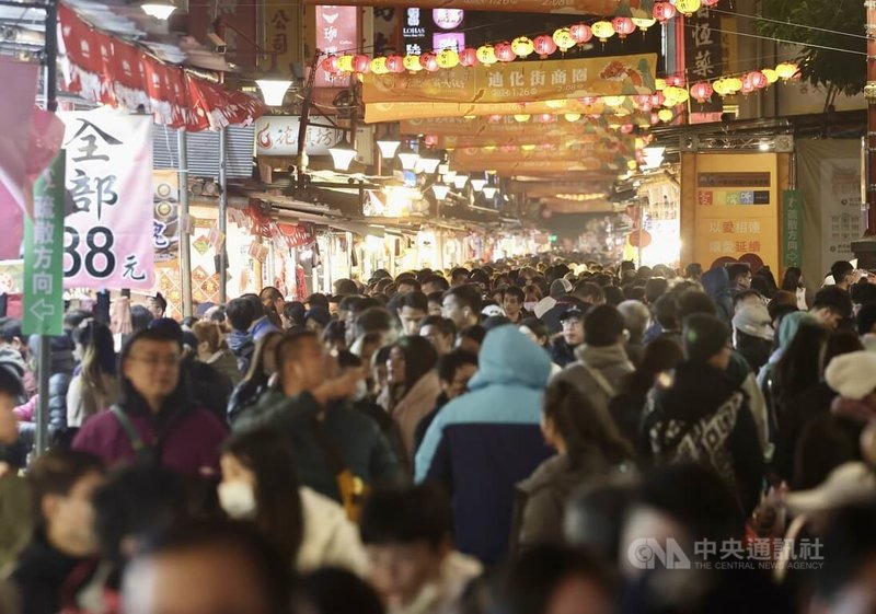 2024台北年貨大街1月26日至2月8日在台北迪化商圈登場，雖然28日台北氣温偏低，年貨大街仍擠滿了採買年貨的民眾。中央社記者張皓安攝 113年1月28日