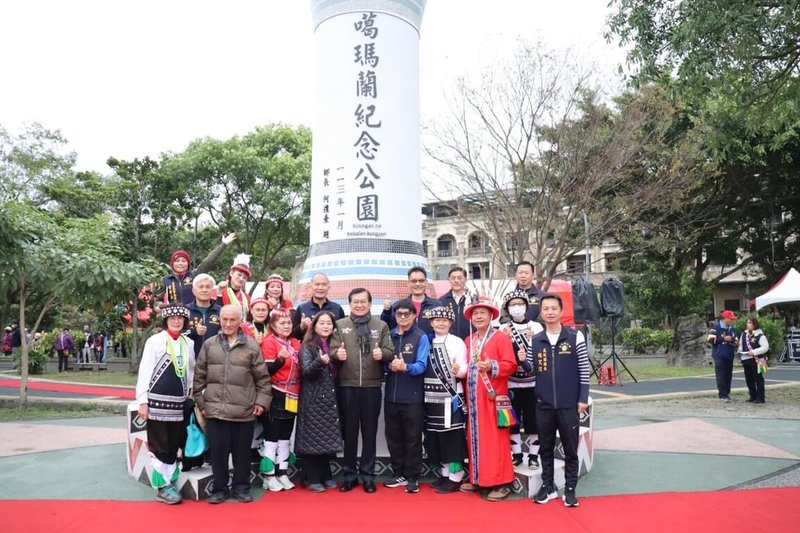 花蓮新城鄉嘉里村溪畔公園周邊曾是噶瑪蘭族開墾世居的聚落，新城鄉長何禮臺（前排左5）表示，為避免文化變遷等因素讓鄉親族人遺忘歷史，鄉公所特別規劃噶瑪蘭紀念公園，並設置高6.5公尺的意象柱。（花蓮新城鄉公所提供）中央社記者李先鳳傳真  113年1月28日