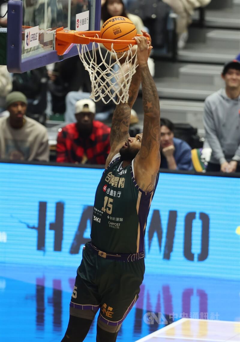 台灣職籃T1聯盟台啤永豐雲豹隊洋將卡森斯（DeMarcus Cousins）（圖）28日上場28分鐘，繳出全場最高30分、5籃板、5助攻，終場助隊以114比88力退台南台鋼獵鷹。中央社記者張新偉攝 113年1月28日