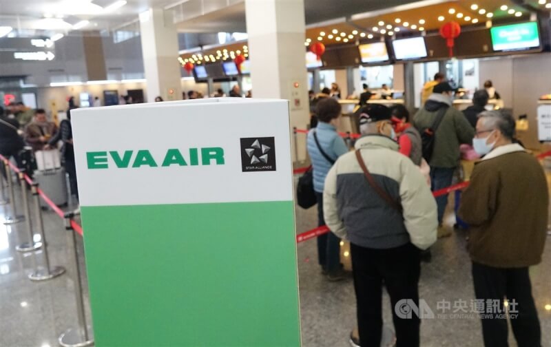 圖為台北松山機場，旅客24日下午在櫃檯辦理行李托運等手續。中央社記者趙世勳攝 113年1月24日