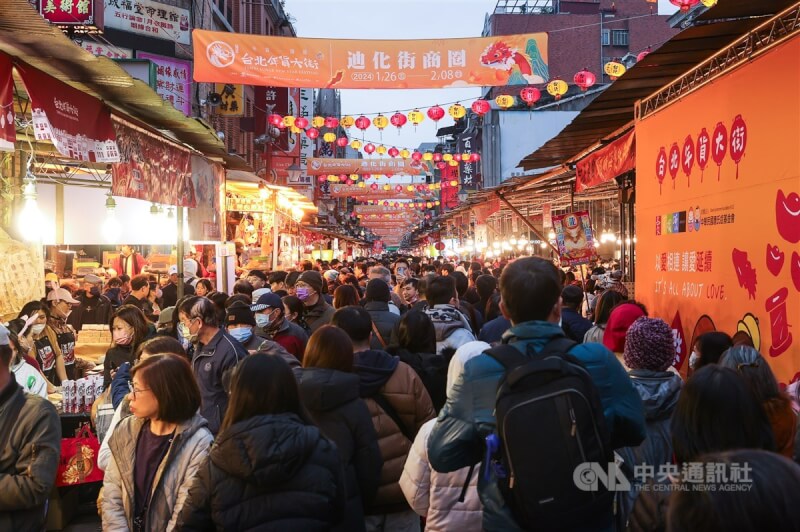 2024台北迪化街年貨大街開跑後首個週末假日，27日午後現場湧現大量人潮逛街買年貨，增添年節熱鬧氛圍。中央社記者謝佳璋攝　113年1月27日