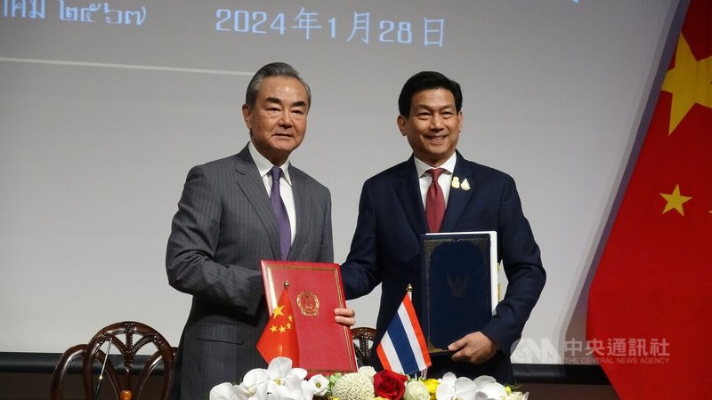 泰國外長班普里（Parnpree Bahiddha-Nukara）（右）28日和來訪的中國外長王毅（左）共同簽署兩國民眾互免簽證的協議。中央社記者呂欣憓曼谷攝 113年1月28日
