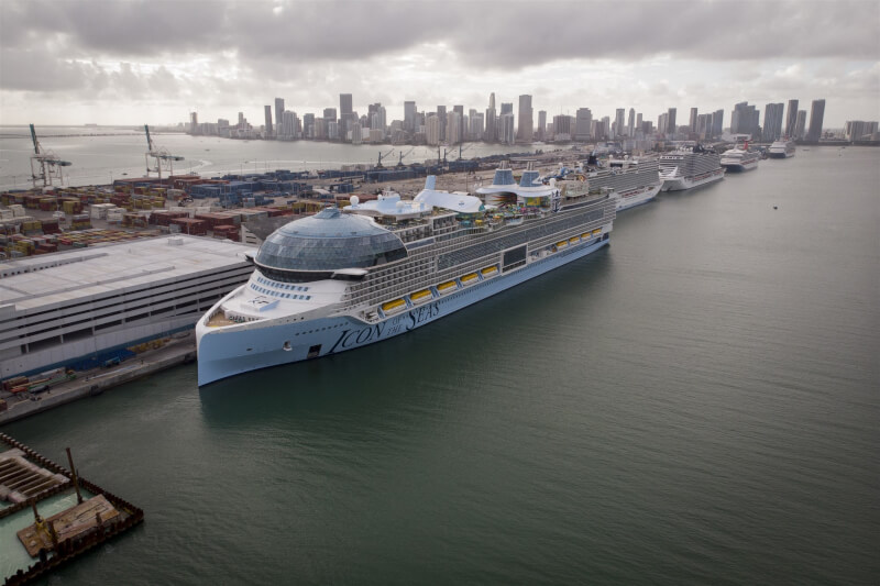 全球最大郵輪「海洋標誌號」27日自美國佛州邁阿密展開首航。（法新社）
