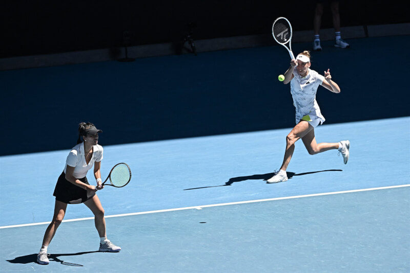 台灣名將謝淑薇（左）與比利時搭檔梅丹斯28日在澳洲網球公開賽女雙決賽勝出，拿下冠軍。（圖取自twitter.com/AustralianOpen）
