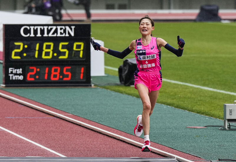 前田穗南28日在大阪國際女子馬拉松以2小時18分59秒的佳績奪銀，改寫高懸19年的日本女跑者新紀錄。（共同社）