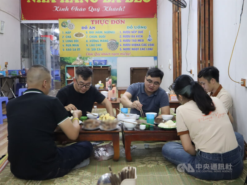 越南狗肉店通常都會讓民眾盤腿坐在草蓆上用餐，越南北部地區民眾一般會在農曆20日之後吃狗肉，民間認為這樣做可以去霉運。 中央社記者陳家倫河內攝 113年1月28日