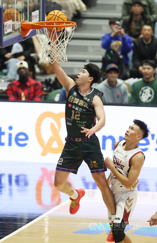台灣職籃T1聯盟台啤永豐雲豹隊28日在桃園巨蛋與台南台鋼獵鷹交手,雲豹隊林信寬(持球者)首節攻下10分,全場拿下16分,終場助隊以114比88拿勝。中央社記者張新偉攝 113年1月28日