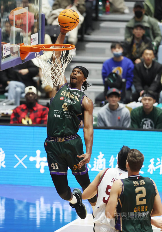 台灣職籃T1聯盟台啤永豐雲豹28日在桃園巨蛋以114比88擊敗台南台鋼獵鷹,雲豹隊洋將威廉斯(Devin Williams)(持球者)抓下33籃板,打破聯盟紀錄。中央社記者張新偉攝 113年1月28日
