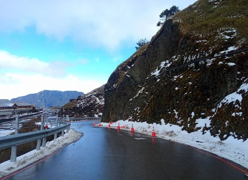 隨著氣溫回升，合歡山冰雪漸融，但因夜間氣溫仍低，交通部公路局宣布，29日晚間至30日清晨預警封閉台14甲線翠峰至大禹嶺路段。（交通部公路局提供）中央社記者蕭博陽南投縣傳真  113年1月29日