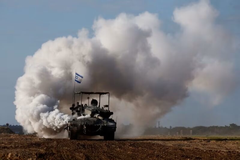 一輛以色列坦克車24日在加薩邊境進行演習。（路透社）