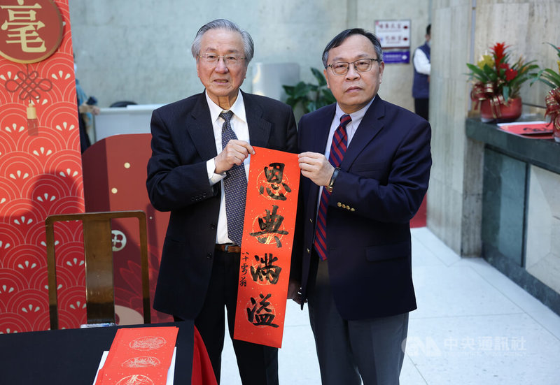 迎接農曆春節到來,台灣銀行29日上午在總行舉辦「墨香揮毫喜迎春」活動,台銀董事長呂桔誠(右)與書法篆刻名家薛平南(左)合影。中央社記者趙世勳攝 113年1月29日