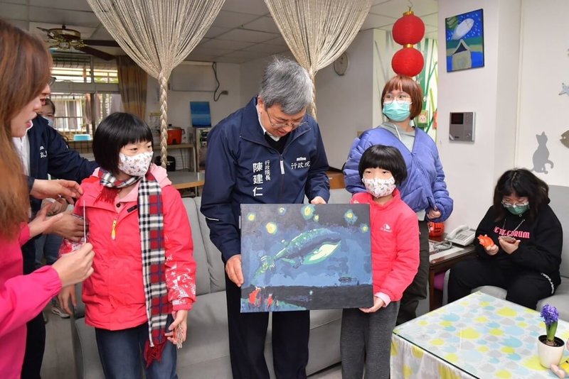 行政院長陳建仁（中）29日參訪新北市私立大同育幼院，發放龍年福袋祝福院童新年快樂，院童則回贈陳建仁一幅「夜空中的鯨魚」畫作，並開心合影留念。（行政院提供）中央社記者陳俊華傳真  113年1月29日