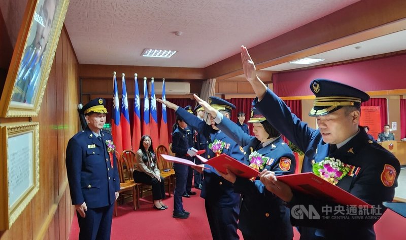 澎湖縣警局29日在警局大禮堂舉行在馬公、白沙與望安3名分局長聯合布達交接典禮，並在澎湖縣政府警察局長李名昌（左）的見證下宣誓就職。中央社  113年1月29日