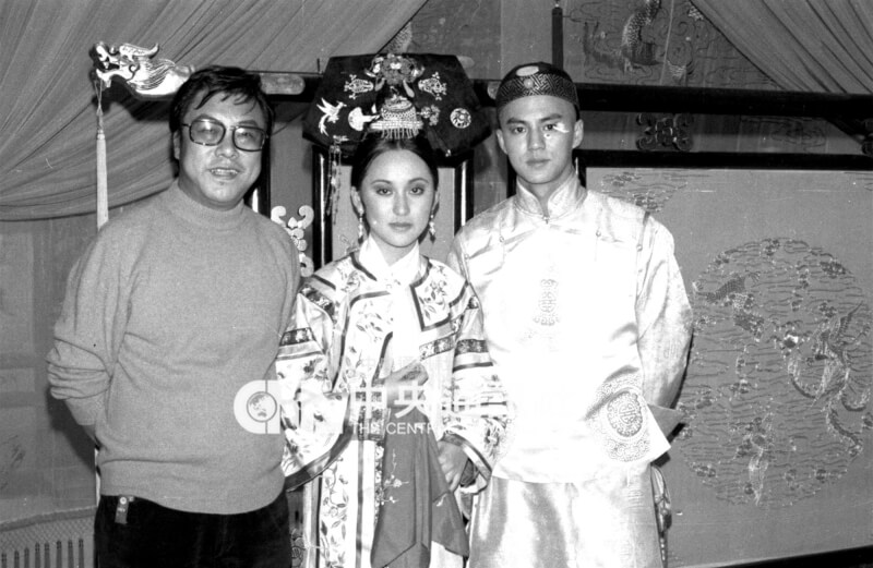重回香港邵氏公司的導演李翰祥（左）與「傾國傾城」中飾演珍妃的蕭瑤（中）及光緒帝的狄龍（右）合影。（中央社檔案照片）