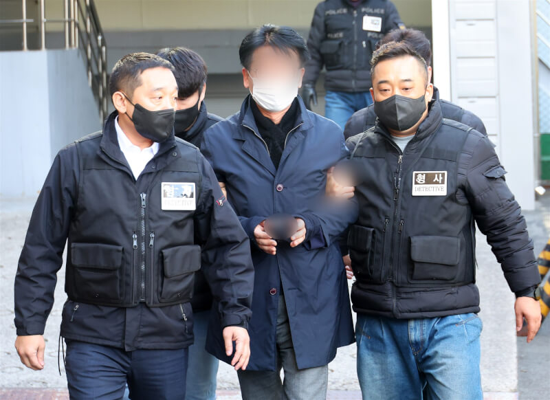 韓國最大在野黨共同民主黨黨魁李在明2日訪問釜山時遇襲，67歲金姓嫌犯29日（右2）遭檢方依殺人未遂及違反公職選舉法罪嫌起訴。（韓聯社）