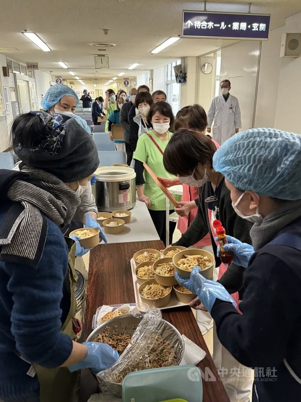 日本石川縣元旦發生強震，慈濟志工從13日到29日止，在石川縣穴水町的穴水綜合醫院提供約7000份熱食，院內醫護人員、就診患者也前來領取享用，有醫師說，天天不同菜色，吃得很滿足。中央社記者楊明珠石川攝  113年1月29日