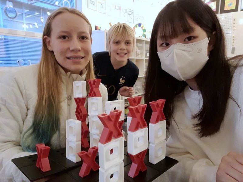 新北市桃子腳國中小近日與美國姊妹校矽谷國際學校展開交流,7年級學生陳品萱(右)體驗美國學校生活,與美國學伴一起玩桌遊。(桃子腳國中小提供)中央社記者黃旭昇新北市傳真 113年1月30日
