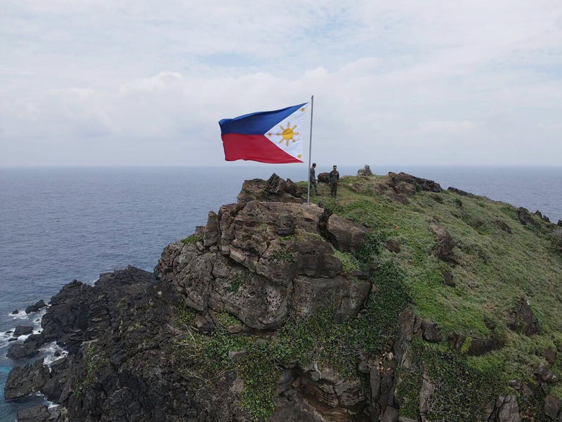 菲律賓海軍雅米島分遣隊於2023年10月18日成立，在雅米島升起菲國國旗。（菲律賓海軍提供）中央社記者陳妍君馬尼拉傳真  113年1月30日