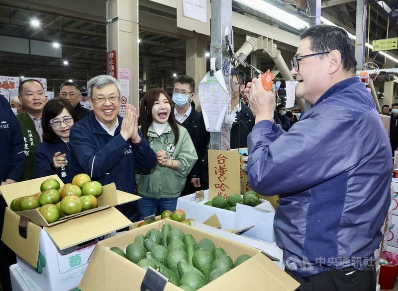 行政院長陳建仁（前左）30日一早前往台北市第一果菜批發市場，視察農產品供銷情形，並向業者拜早年。中央社記者張皓安攝　113年1月30日