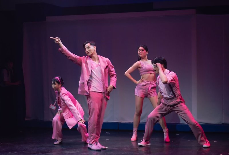 果陀劇場音樂劇「我在詐騙公司上班」將在3月演出，服裝整體走無害粉色系，讓角色塑造更加立體豐富。（果陀劇場提供）  中央社記者趙靜瑜傳真  113年1月30日