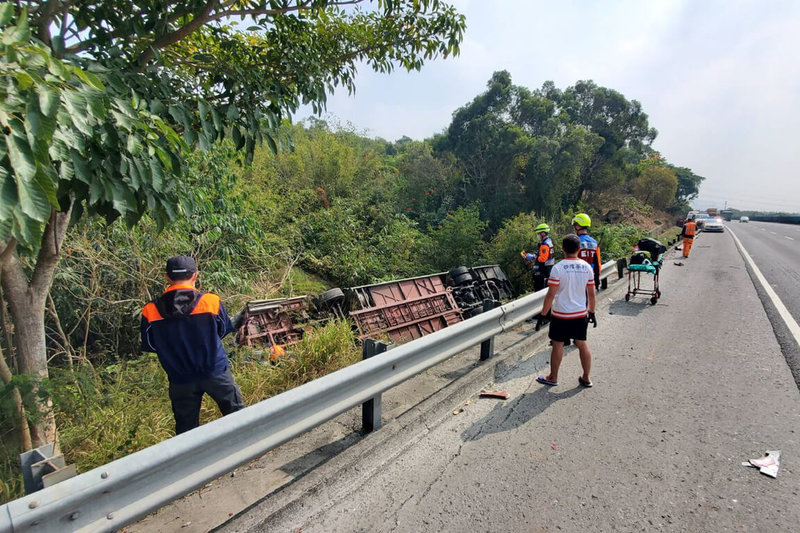 一輛遊覽車30日行經國道3號北向364公里處時失控衝落邊坡翻覆，司機命危送醫。（讀者提供）中央社記者楊思瑞台南傳真  113年1月30日