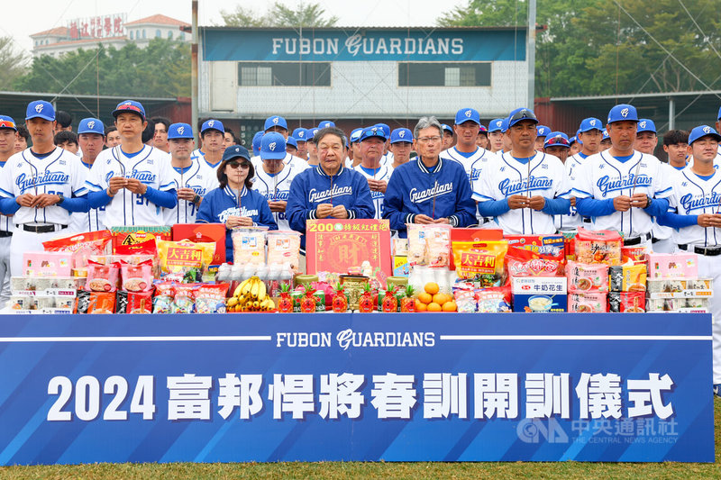 中職富邦悍將隊30日在嘉義稻江棒球場舉行開訓典禮，領隊林華韋（前左4）、副領隊郭泰源（前右4）、一軍總教練陳金鋒（前右3）率全隊參與開訓儀式。中央社記者王騰毅攝　113年1月30日