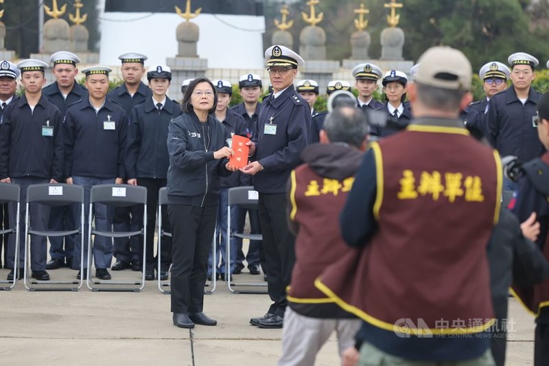 農曆春節將至,總統蔡英文(前左)30日赴澎湖勗勉海軍馬公後勤支援指揮部,並頒發加菜金給官兵。中央社記者王飛華攝 113年1月30日