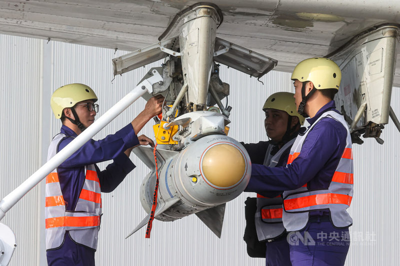 國軍30日在屏東空軍基地舉行113年春節加強戰備，空軍第六混合聯隊展示P-3C型反潛機執行AGM-65小牛飛彈潛力裝掛程序演練。中央社記者鄭清元攝 113年1月30日