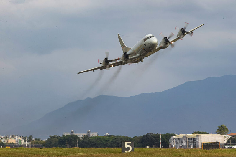 空軍司令部30日表示，為使國人了解國軍官兵春節期間強化戰備實況，國防部舉行「國軍113年春節加強戰備」媒體參訪活動，屏東空軍第六混合聯隊操練P-3C反潛巡邏機低空衝場。中央社記者鄭清元攝 113年1月30日