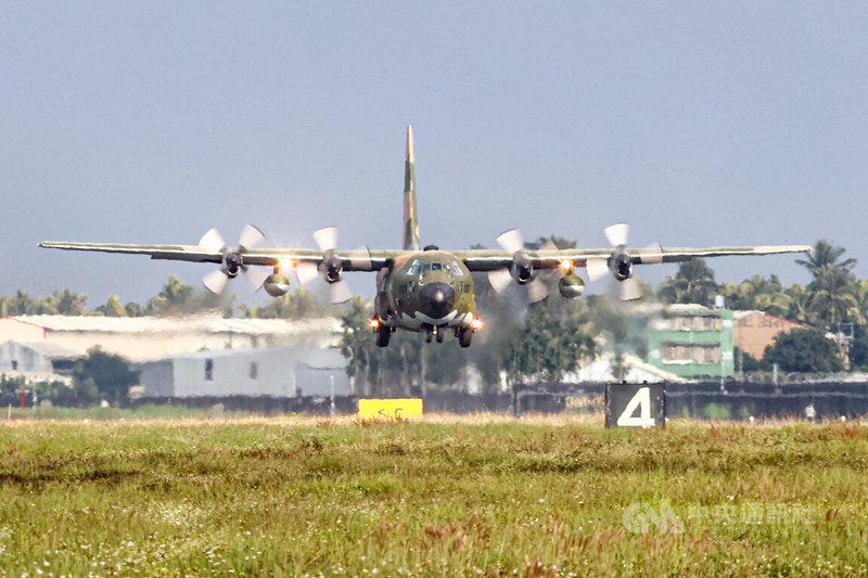 國防部舉行「國軍113年春節加強戰備」媒體參訪活動，30日由屏東空軍第六混合聯隊進行操演，圖為C-130H型力士運輸機低空衝場。中央社記者鄭清元攝  113年1月30日