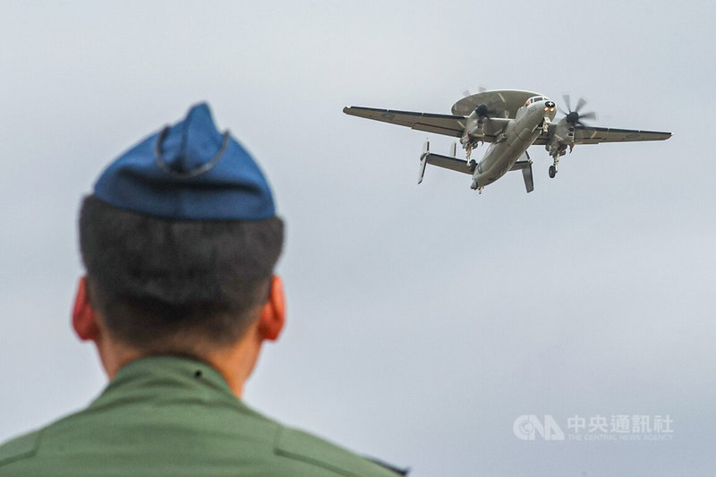 國防部30日在屏東空軍基地辦理「國軍113年春節加強戰備」媒體採訪活動，空軍第六混合聯隊進行E-2K型空中預警管制機起降、低空衝場操演，展現精實訓練成果。中央社記者鄭清元攝  113年1月30日