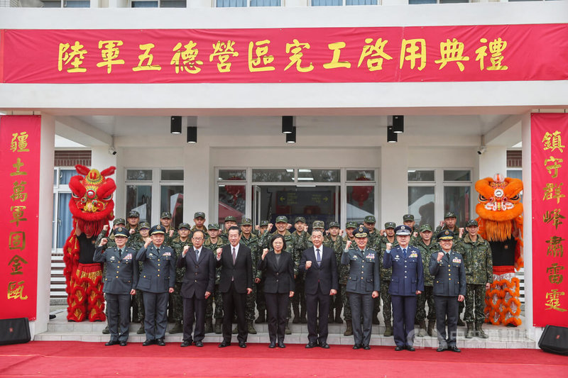 政府推動「興安專案」，加速整建各地的老舊營舍，總統蔡英文（前中）、國防部長邱國正（前右4）、國安會秘書長顧立雄（前左4）30日到澎湖主持陸軍五德營區完工啟用典禮。中央社記者王飛華攝　113年1月30日