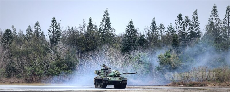 總統蔡英文30日到陸軍澎湖防衛指揮部機械化步兵營,主持五德營區完工啟用典禮,並視導官兵生活區及機步戰鬥隊反空機降演練。圖為參演M60A3戰車從樹林中駛出。中央社記者王飛華攝 113年1月30日