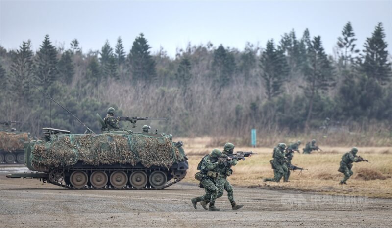 陸軍澎湖五德營區30日舉行機步營的戰力展示,現場模擬共軍在福建軍演,由演轉戰,數架直升機欲占領五德舊機場,面對假想敵,國軍模擬實施反機降作戰演練,士兵與CM21裝甲車協同作戰。中央社記者王飛華攝 113年1月30日