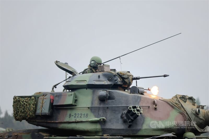 總統蔡英文30日到陸軍澎湖防衛指揮部機械化步兵營,主持五德營區完工啟用典禮,並視導官兵生活區及機步戰鬥隊反空機降演練。圖為M60A3戰車裝載7.62公釐機槍進行射擊。中央社記者王飛華攝 113年1月30日