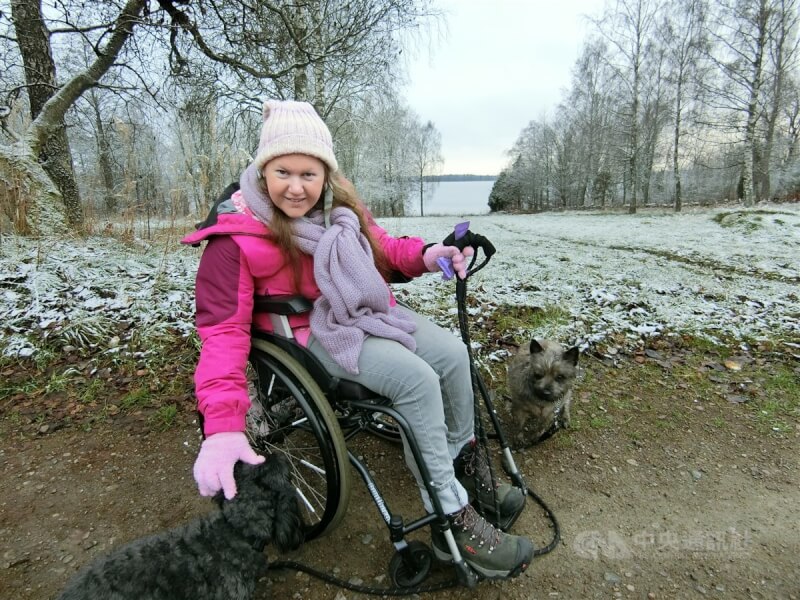 瑞典建立無障礙社會，身障人士用不同面向在社會各處「現身」，不是所謂煽情的存在。圖為身障人士魯易絲。中央社記者辜泳秝斯德哥爾摩攝 113年1月30日