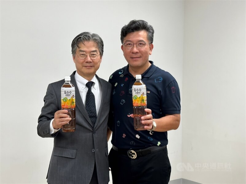 圖為熊津食品總經理李芷浩（左）及統一企業發言人凃忠正（右）。（中央社檔案照片）