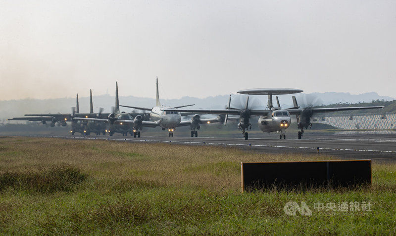 空軍司令部30日在屏東空軍基地舉行113年春節加強戰備操演，空軍第六混合聯隊C-130H型力士運輸機、E-2K型空中預警管制機、P-3C獵戶座反潛巡邏機等型機編隊滑行，展示強化戰備實況。中央社記者鄭清元攝 113年1月30日