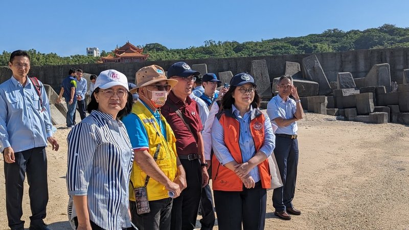 屏東縣小琉球觀光興盛,造成環境承載過量與生態破壞,海洋委員會主委管碧玲(右2)赴當地視察,盼從衝突中尋求共識,讓海洋生態與漁業及遊憩產業間能共存共榮。(海洋委員會提供)中央社記者張已亷傳真 113年1月30日