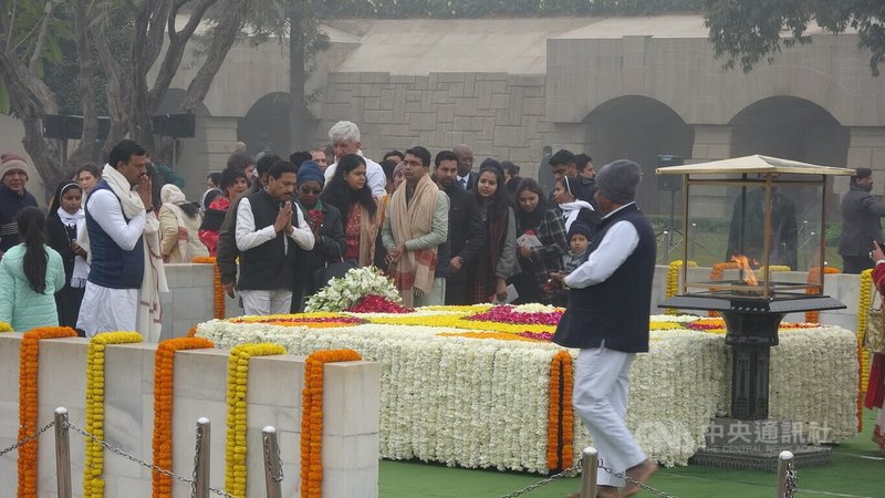 1月30日是印度國父、聖雄甘地的逝世紀念日，印度民眾在甘地紀念壇緬懷這位自由鬥士。中央社記者林行健新德里攝  113年1月30日