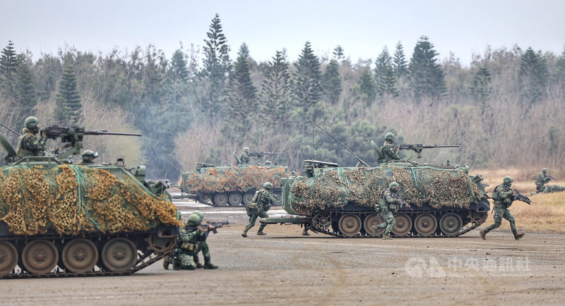 總統蔡英文30日在澎湖勗勉陸軍五德營區機步營,並視導機步營的戰力展示,參加演練的士兵與CM21裝甲車協同作戰。中央社記者王飛華攝 113年1月30日