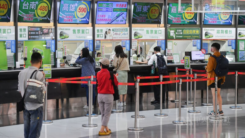圖為民眾到台北轉運站購買客運車票。（中央社檔案照片）