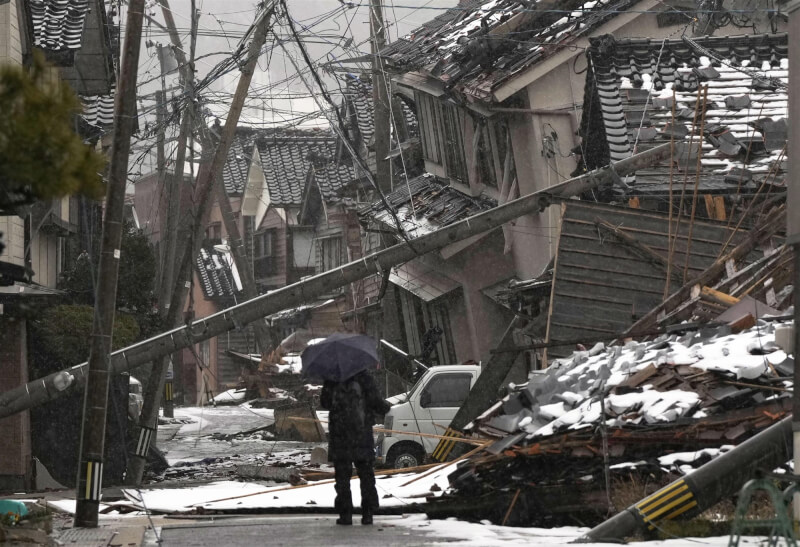 日本石川縣元旦發生強震，27日輪島市仍有許多倒塌房屋待修復。（共同社）